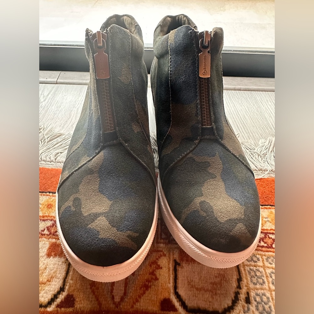 Blondo Waterproof Wedge Camo Booties- Suze 9.5